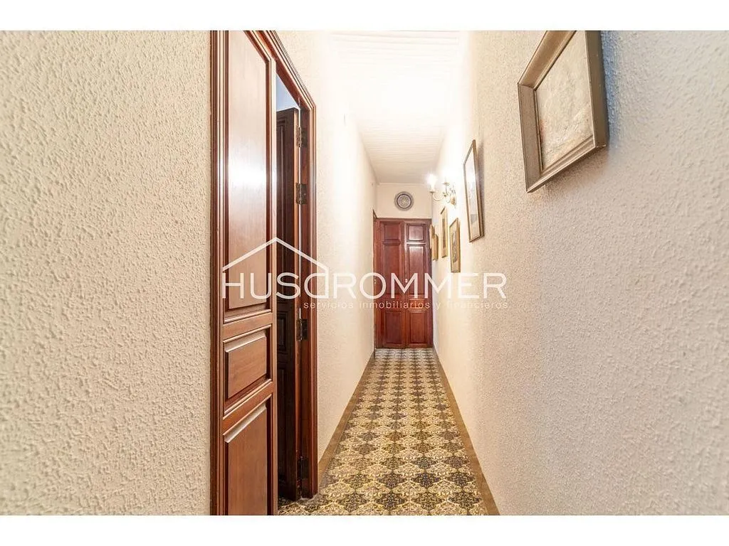 Esik - Dual-Unit Property with Central Location in Vila-real