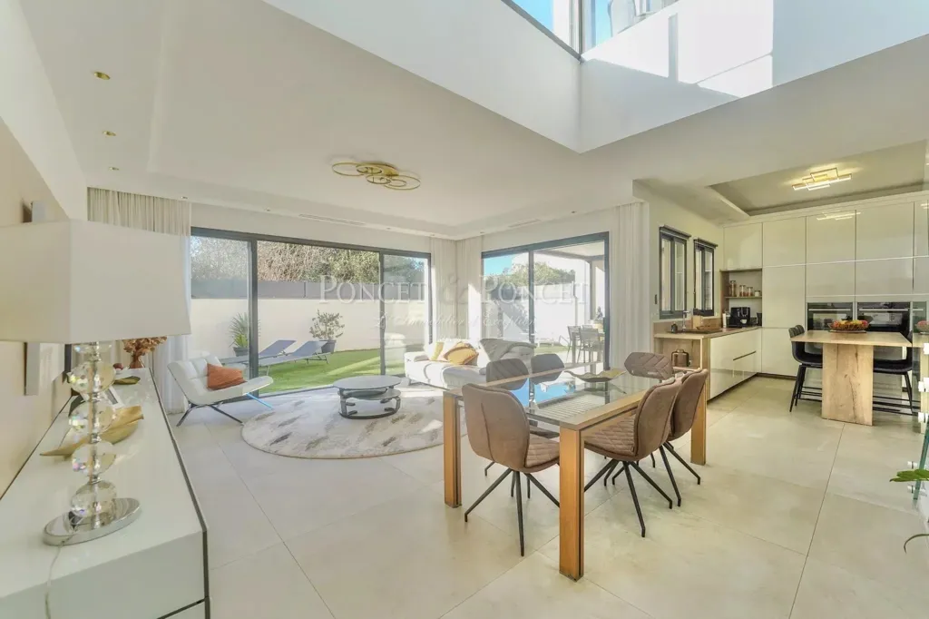 Salle à manger - Villa Contemporaine avec Piscine à Lattes