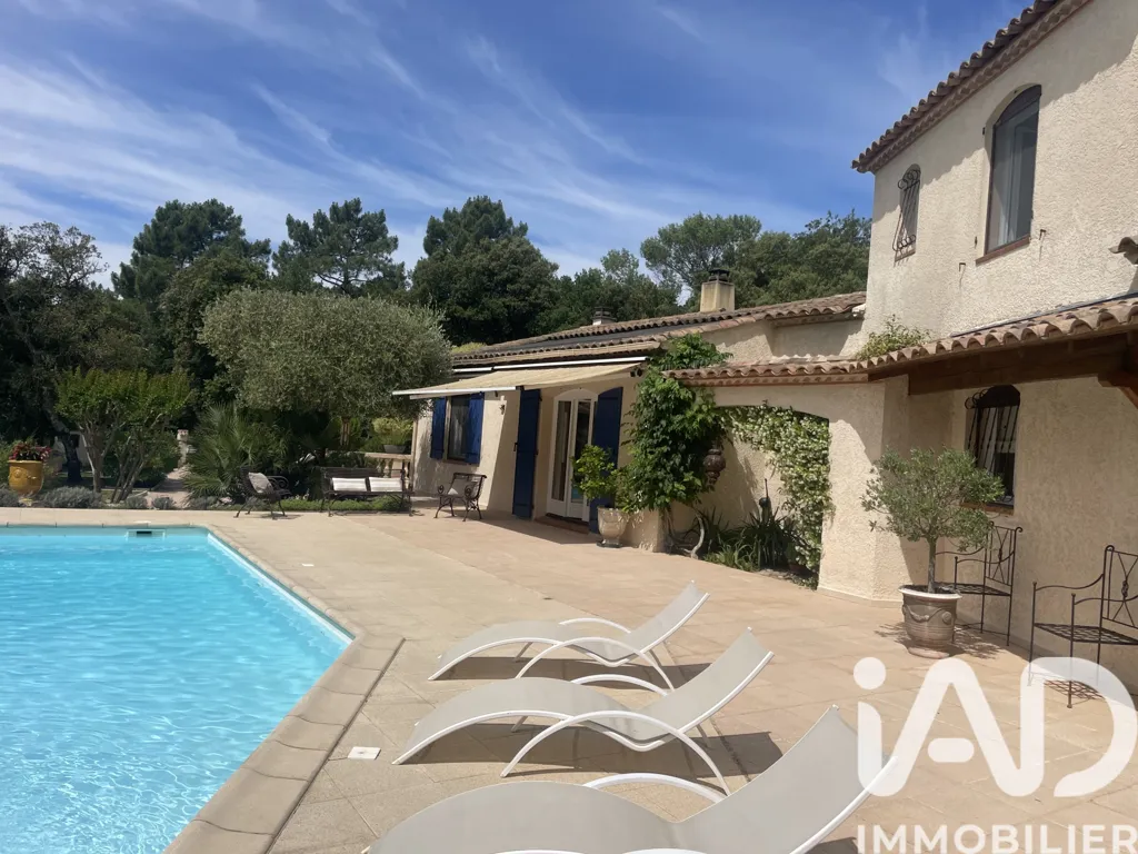 Piscine - Maison Traditionnelle avec Piscine à Labastide-de-Virac