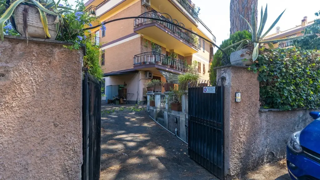 Välivaade - Three-Bedroom Apartment with Garden in Garbatella, Rome