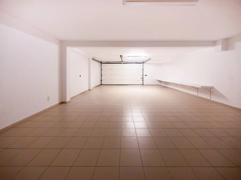 Garage - Villa with Pool and Mountain Views in Sintra
