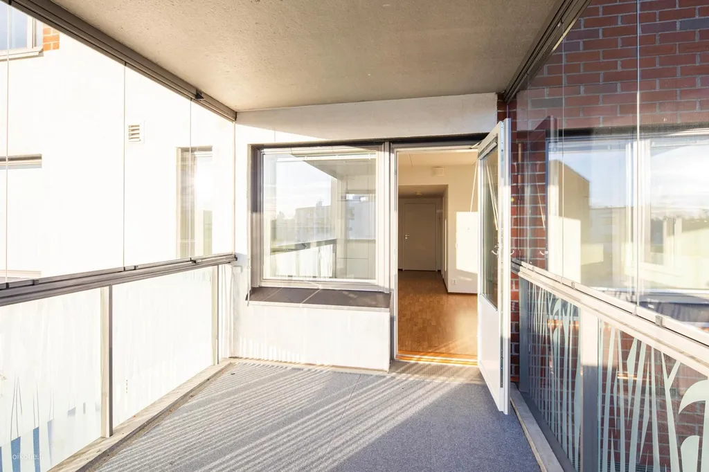 Balcon - Bright Apartment with Balcony in Rekola, Vantaa