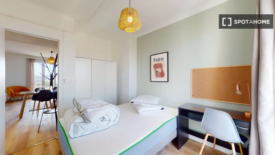 Chambres - Appartement à Louer à Marseille