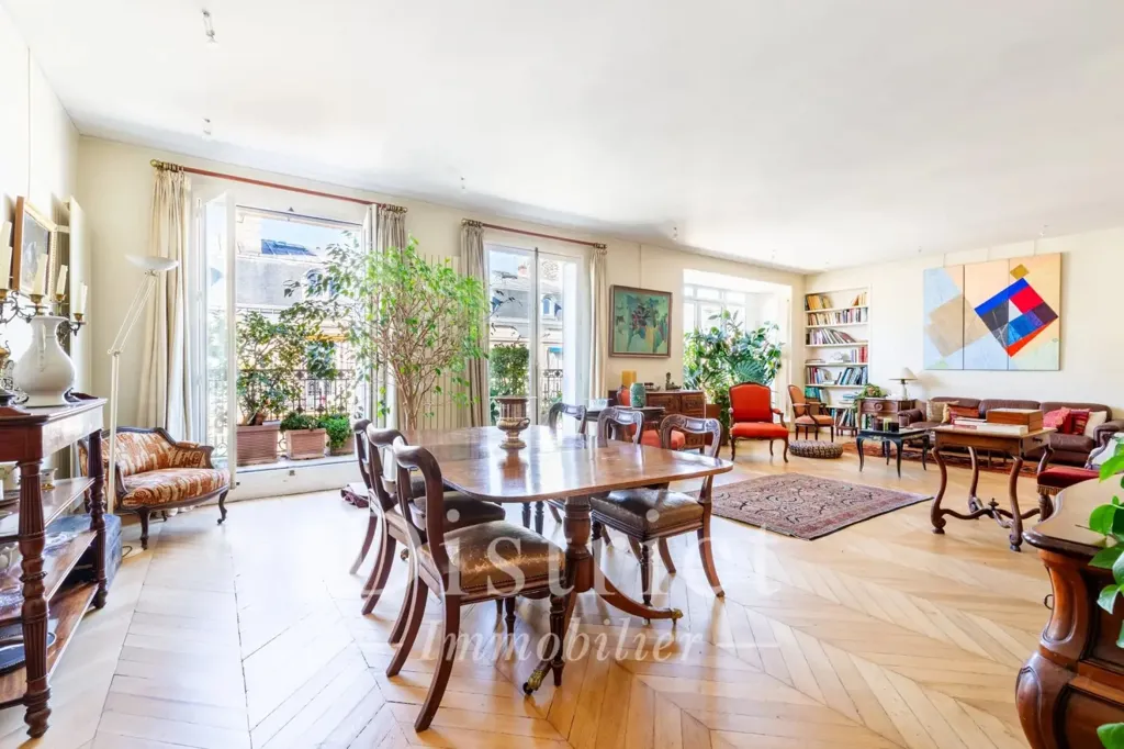 Elutuba - 5-Piece Apartment with Balcony in Triangle d'Or