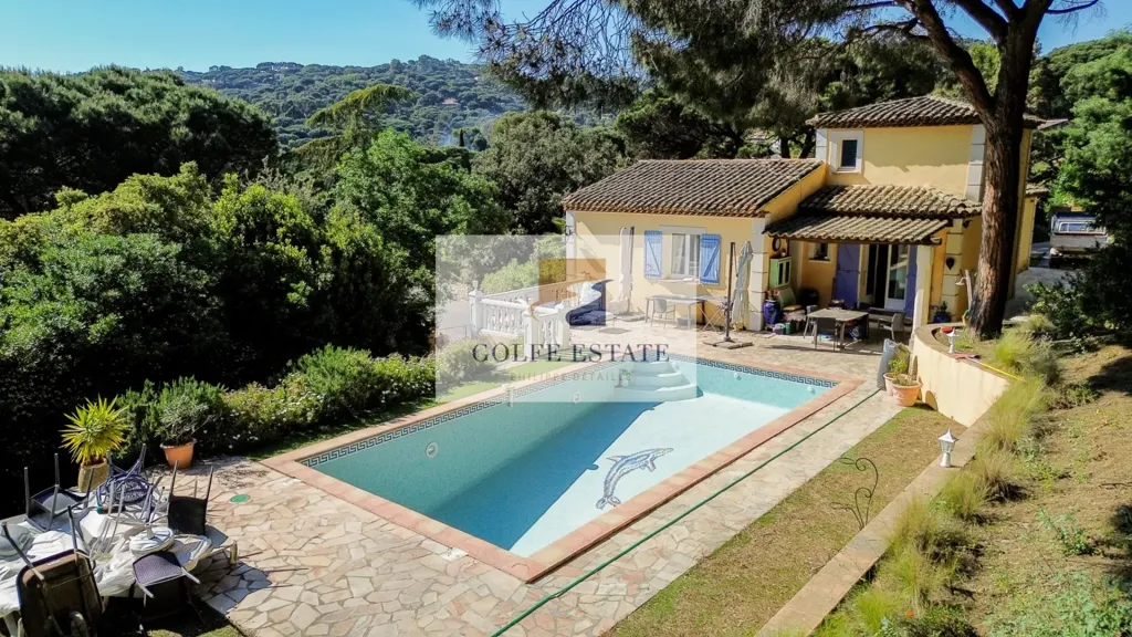 Vue aérienne - Maison avec Piscine et Vue dans un Domaine Sécurisé à La Croix-Valmer