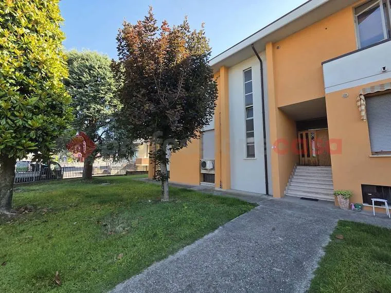 Jardin - Spacious Apartment with Two Garages in Nogara