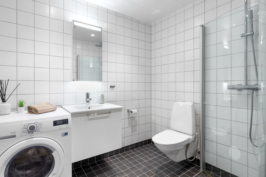 Salles de bain - Modern Flat with Balcony in Hässelby Strand