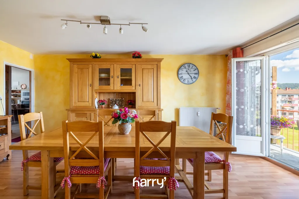 Söögituba - 3/4-Bed Apartment with Balcony in Pontarlier