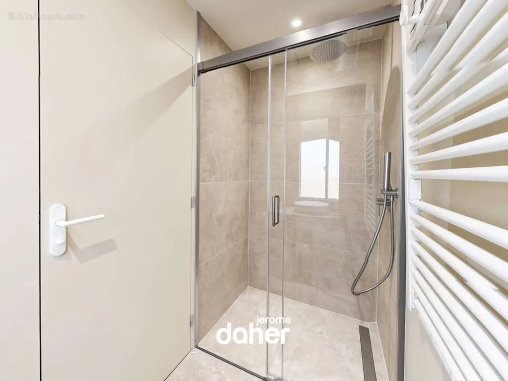 Bathrooms - Renovated Apartment with Garden in Saint-Lambert