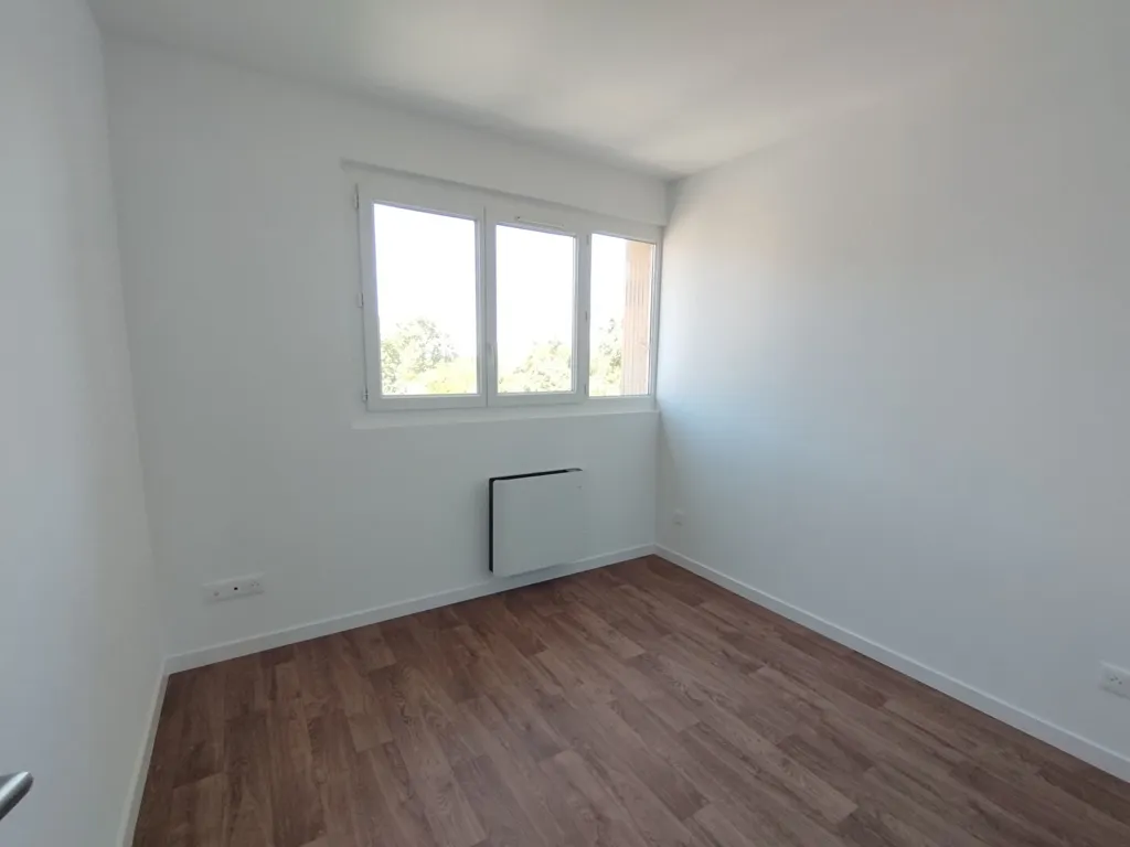 Pièces - Appartement Traversant avec Balcon à Aubagne