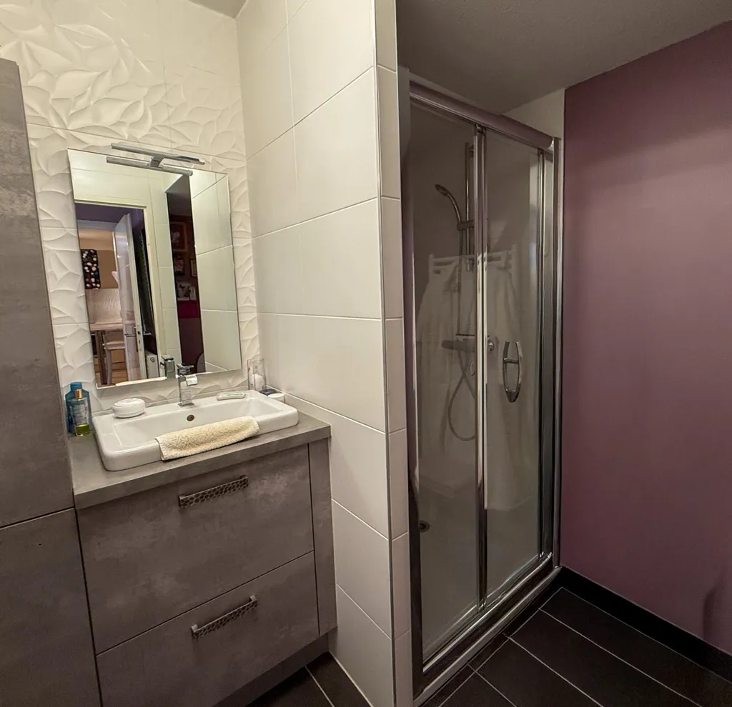 Vannitoad - Modern Apartment with Loggia in Bordeaux