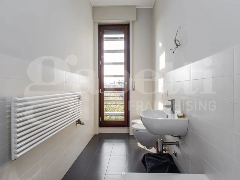 Salles de bain - Modernised Apartment with Balcony in Monza