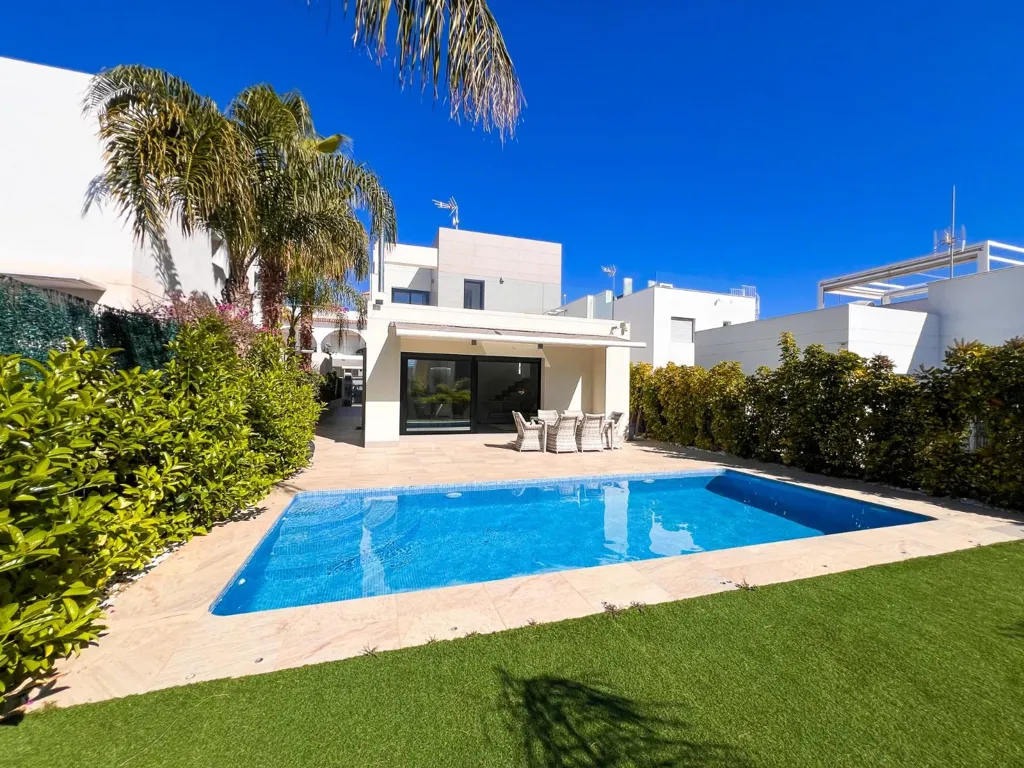 Piscine - Contemporary Villa with Pool in Rojales