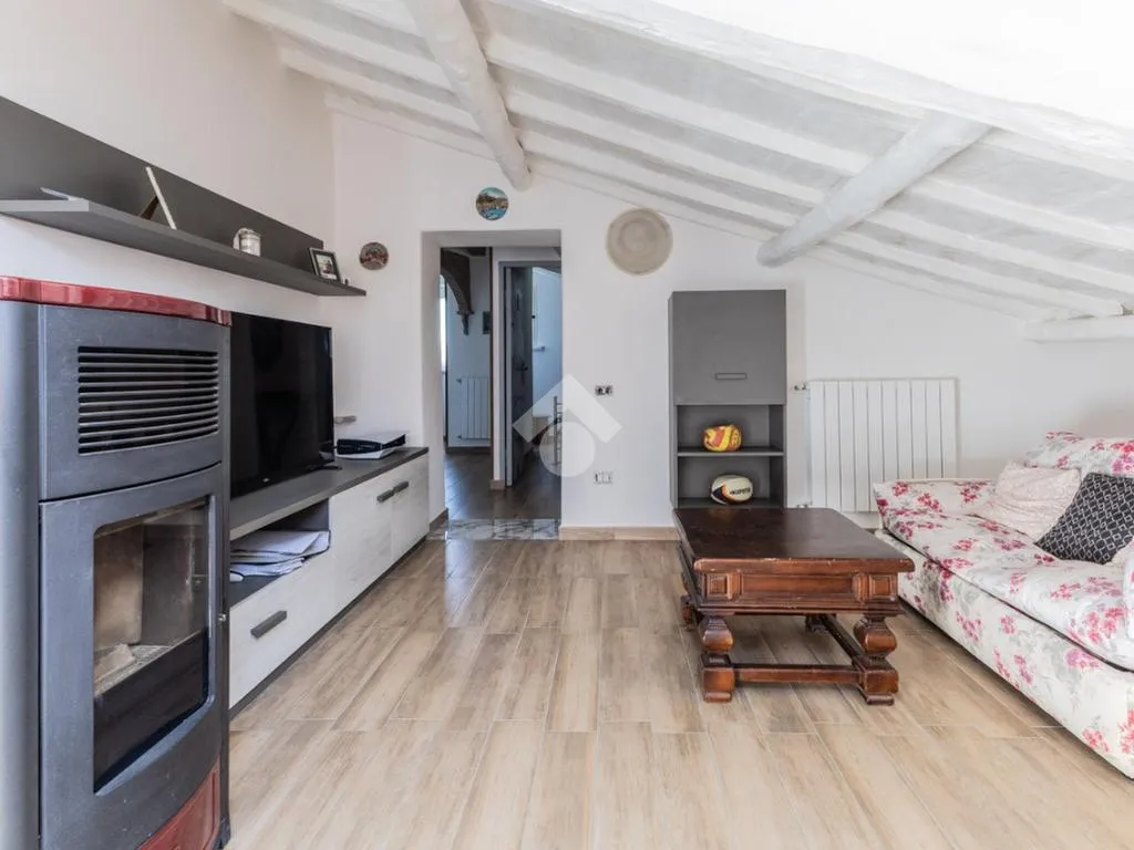 Elutuba - Rustic Attico with Balcony in Capranica
