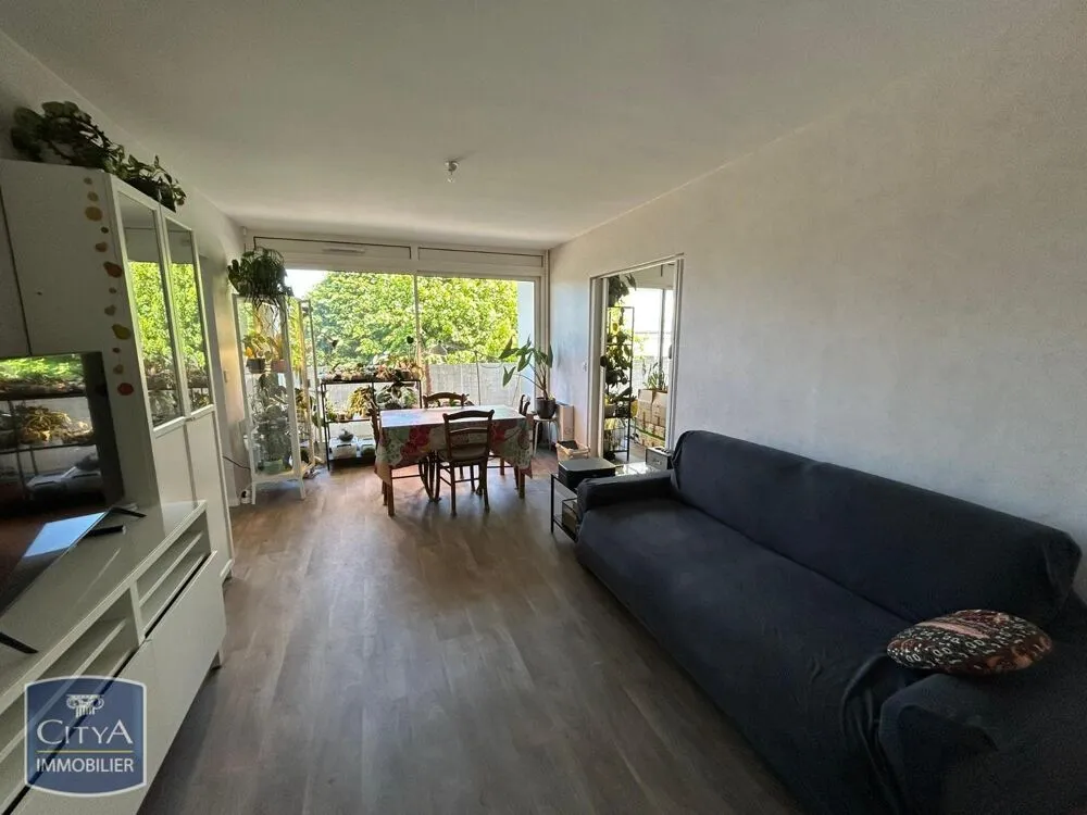 Soggiorno - 2-Bedroom Apartment with Balcony in Laval