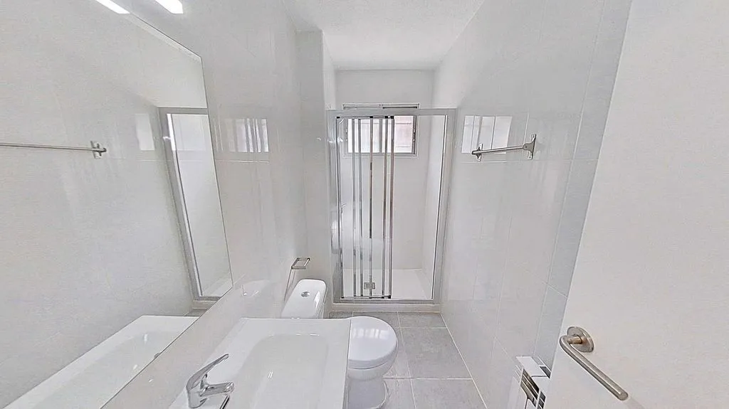 Bathrooms - Furnished Flat with Heating in Entrevías