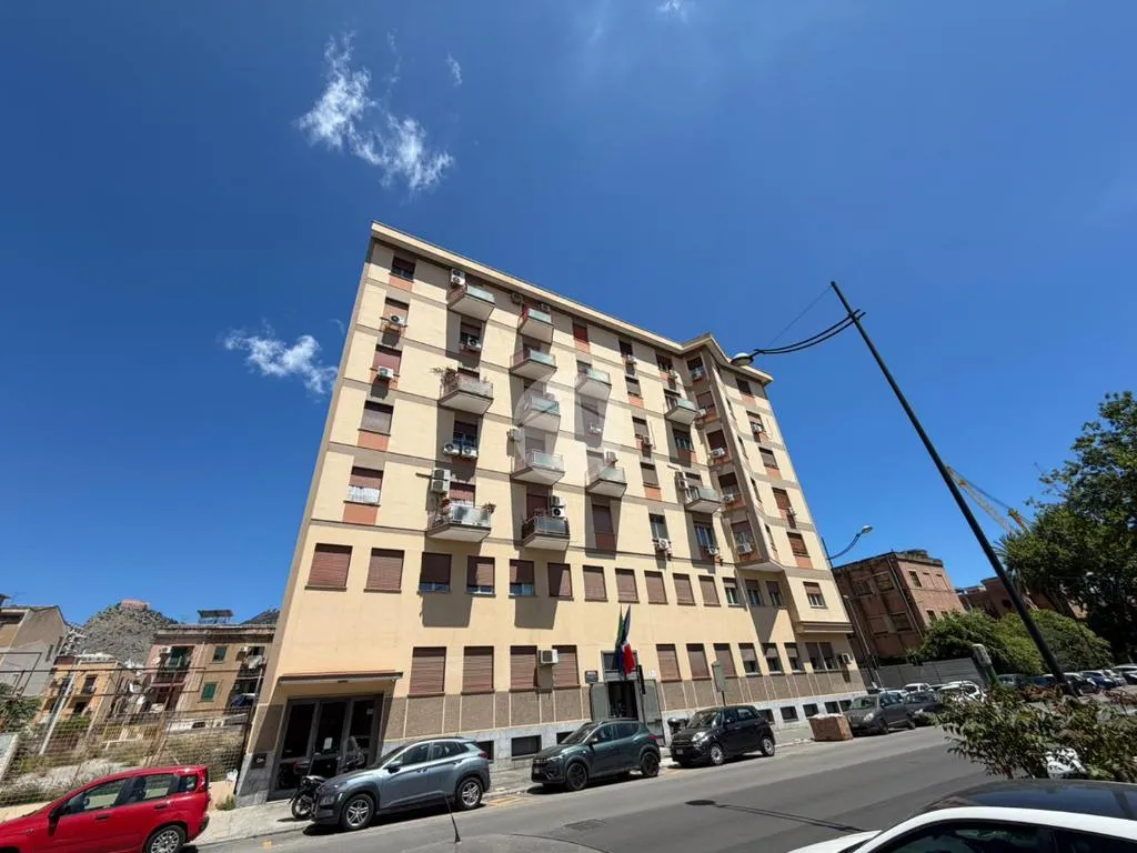 Exterior - 2-Bedroom Apartment with Balcony in Palermo
