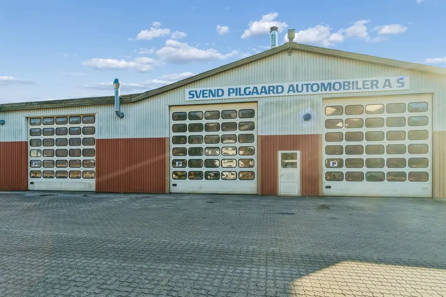 Garaaž - Extensive Workshop with Showroom in Ryomgård