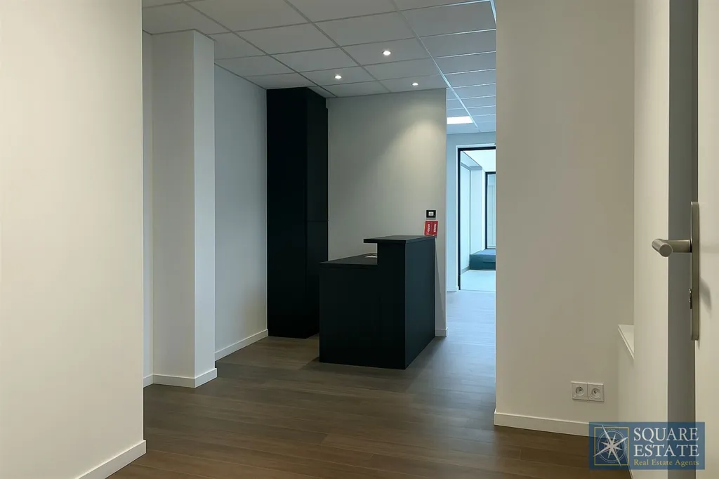 Esik - Commercial Office with Parking in Strombeek-Bever