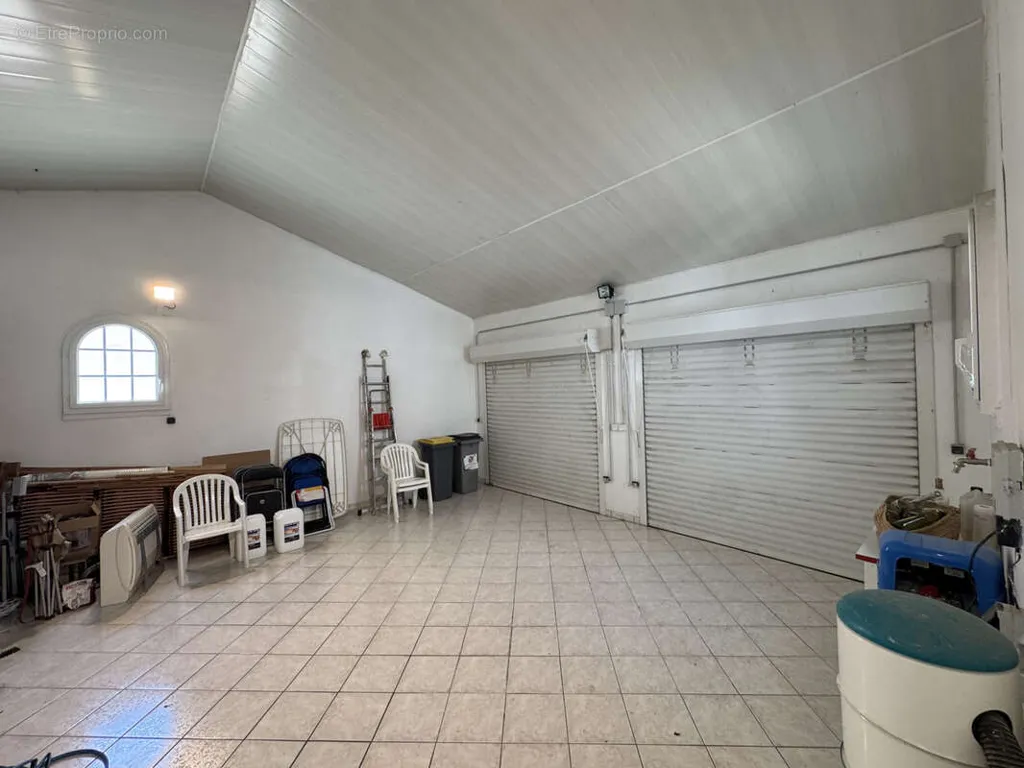 Garage - Villa avec Piscine dans un Secteur Calme à La Grande-Motte