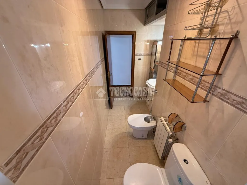 Bathrooms - Bright Apartment with Garden Views in Usera, Madrid