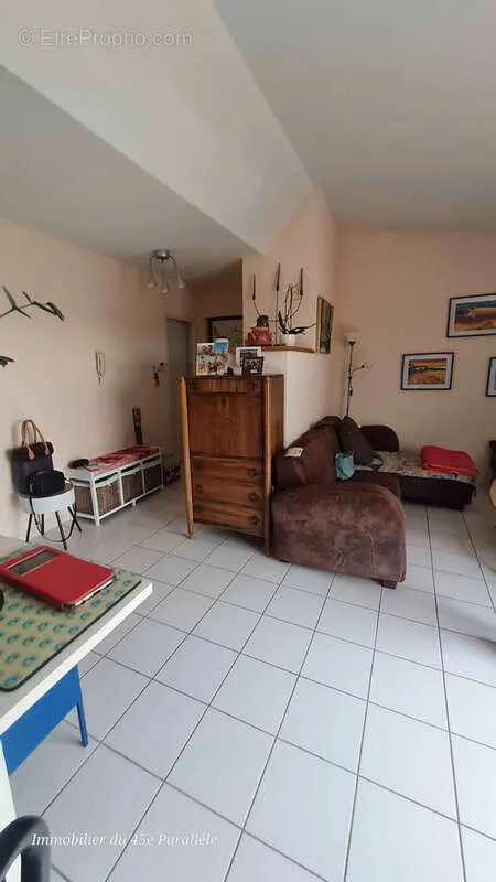 Séjour - Appartement T3 avec Terrasse et Parking au Centre de Mauves