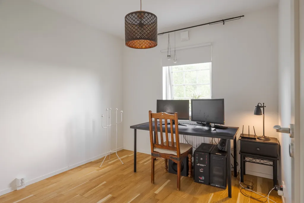 Office - Modern Flat with Balconies in Hasslum