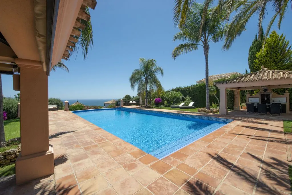 Piscine - Luxury Villa with Infinity Pool in Sierra Blanca