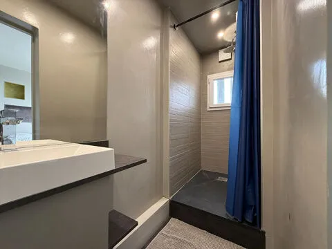 Vannitoad - Spacious 3-Bedroom Apartment in Angers