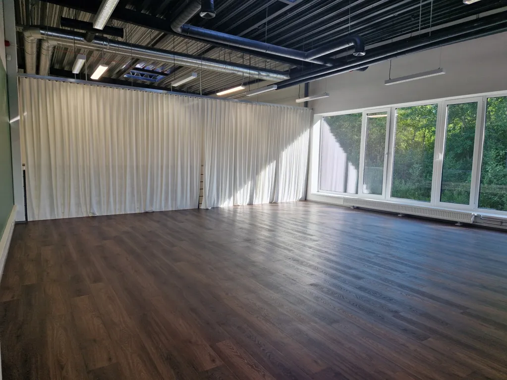 Toad - Corner Office Space with Large Windows in Priisle Business Park