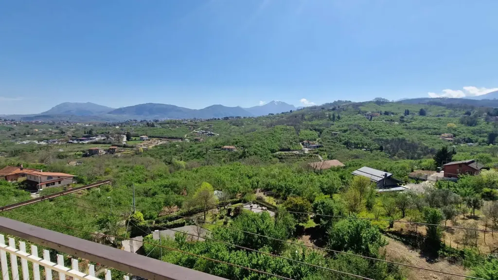 Rõdu - Three-Bedroom Apartment with Balcony in Avellino