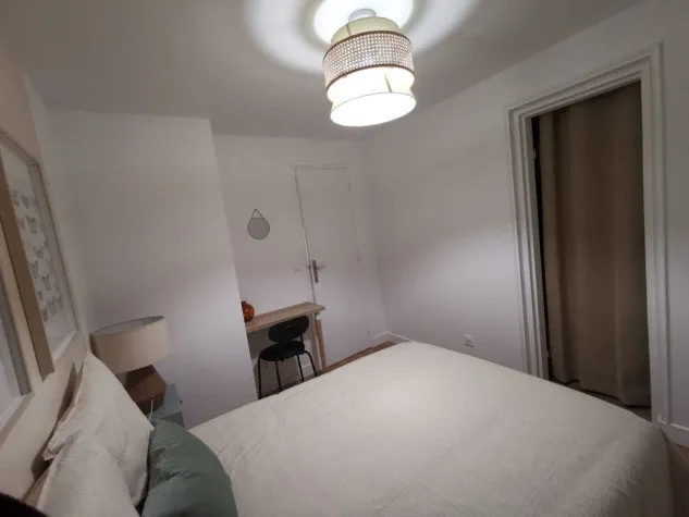 Chambres - Colocation Meublée de 5 Chambres au 6ᵉ Étage à Noisy-Champs