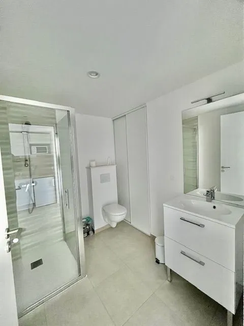 Salles de bain - Studio Meublé Moderne près de Troyes