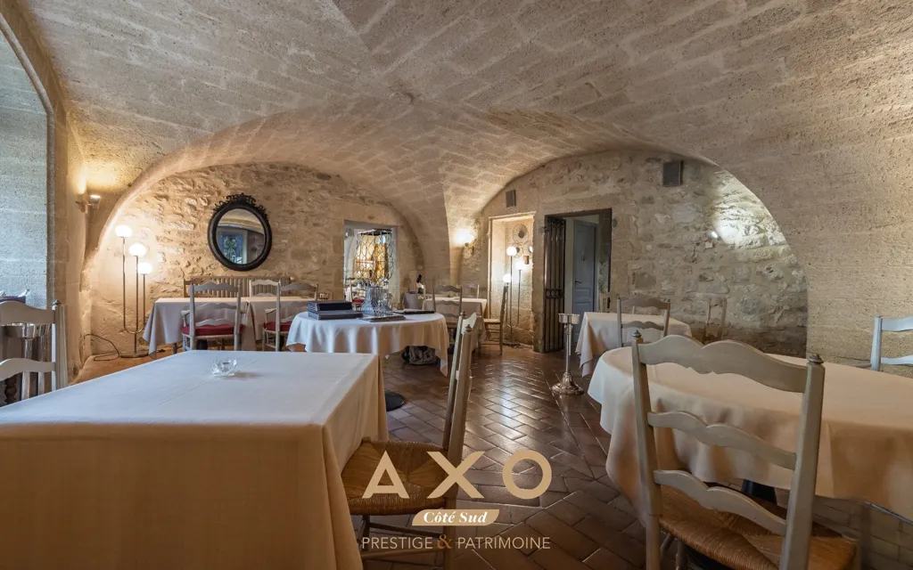 Salle à manger - Ensemble Immobilier d'Hébergement avec Piscine à Collias