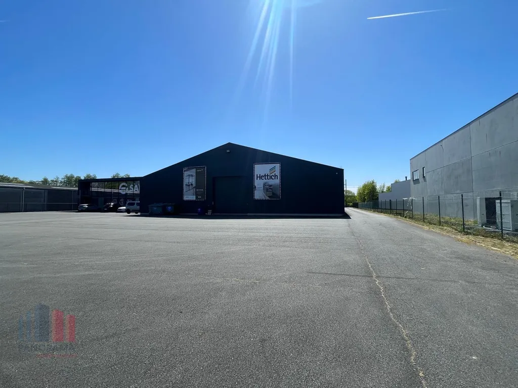 Extérieur - Magasin Polyvalent avec Hauteur Libre à Bruges