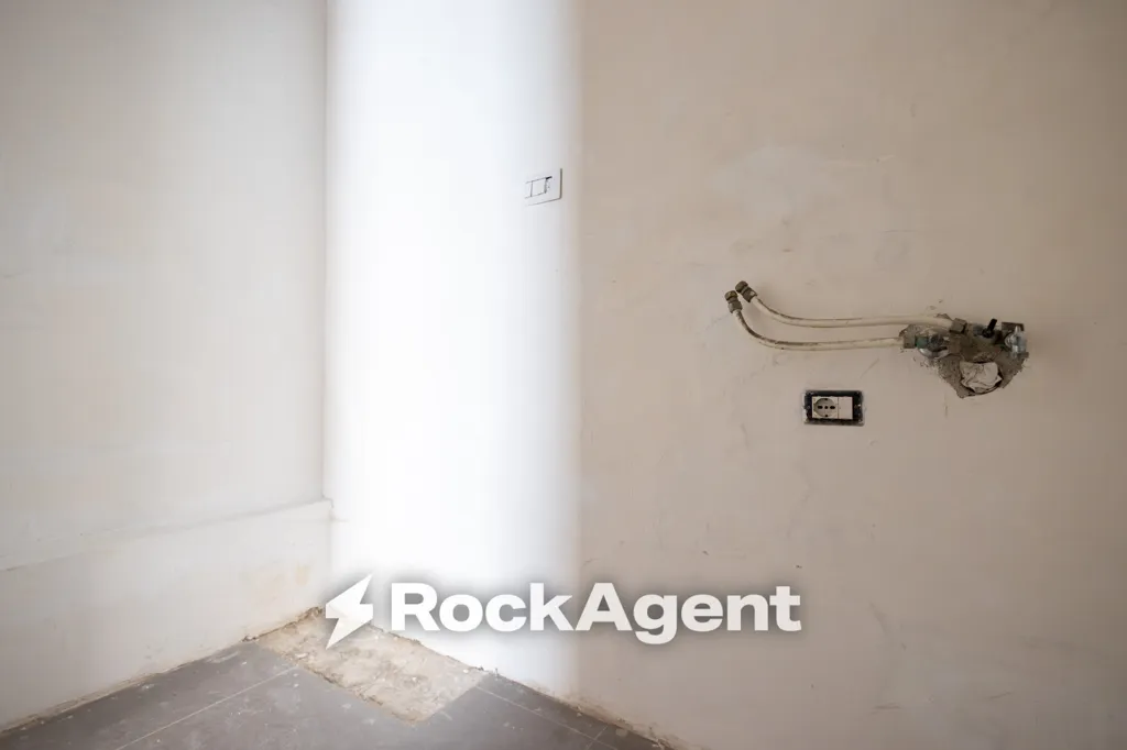 Pièces - Commercial Property with High Visibility in San Leonardo