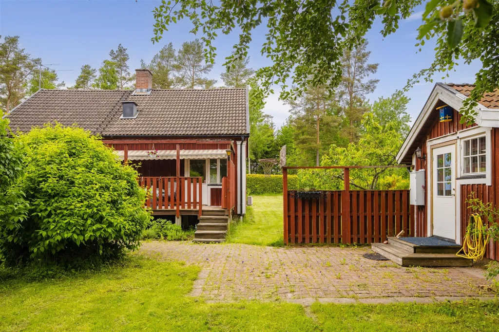 Aed - Charming Property with Development Potential near Kinnekulle