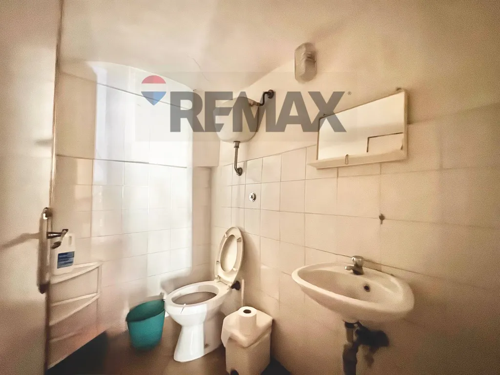 Salles de bain - Commercial Space with Conversion Potential in Manziana