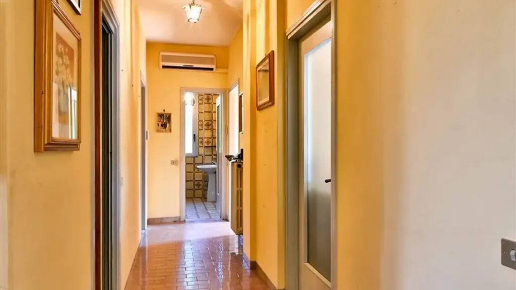 Entrée - Spacious Villa for Renovation in Salò