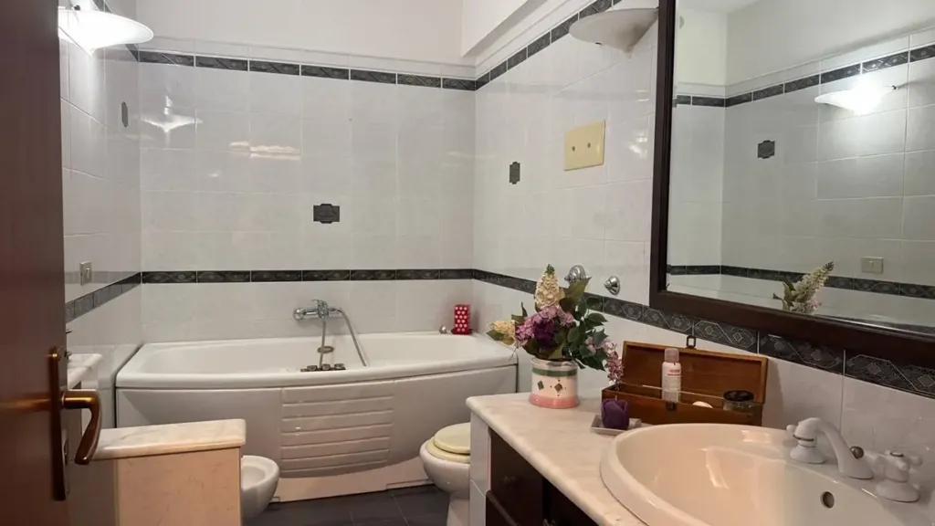 Bagni - Multi-Level Apartment with Terrace in Messina