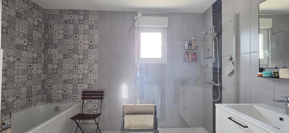 Salles de bain - Maison de Plain-Pied avec Terrasse à Commeaux