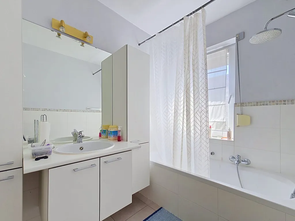 Bagni - 2-Bed Apartment with Terrace in Silly