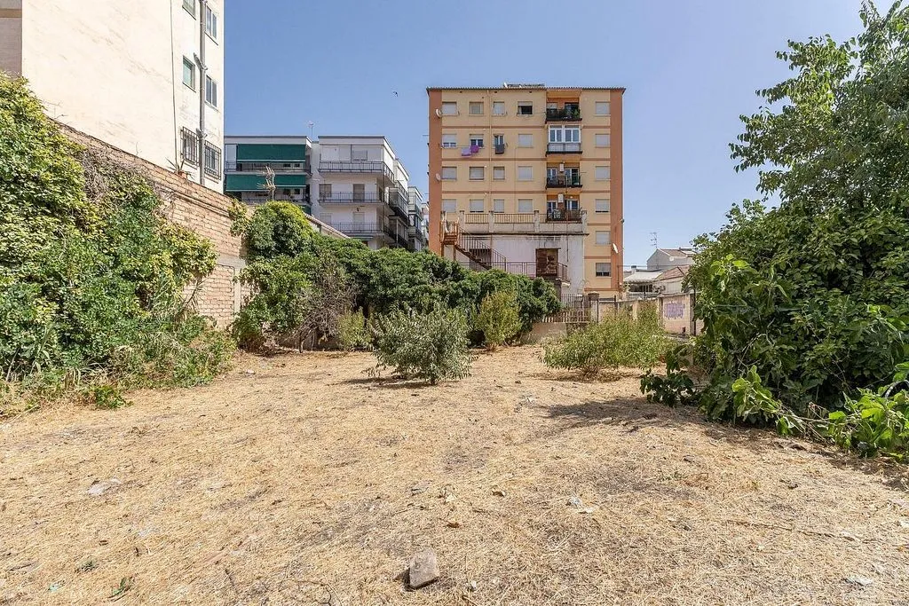 Aed - Detached House with Private Garden in Granada