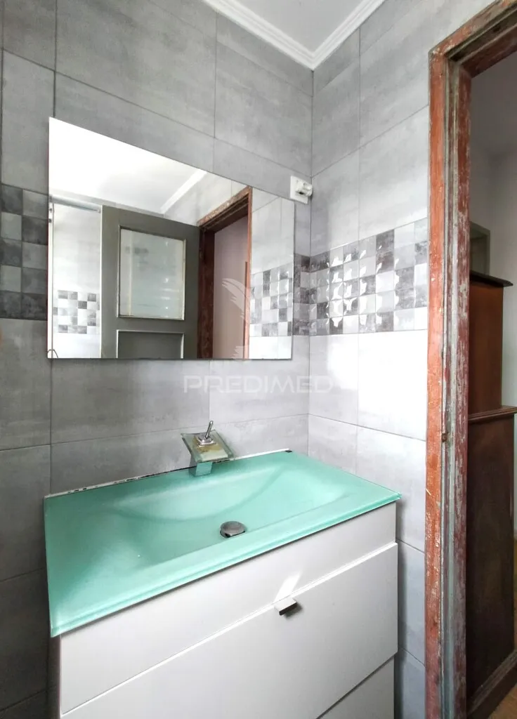 Vannitoad - Inverted Duplex Apartment for Renovation in Alvalade, Lisbon