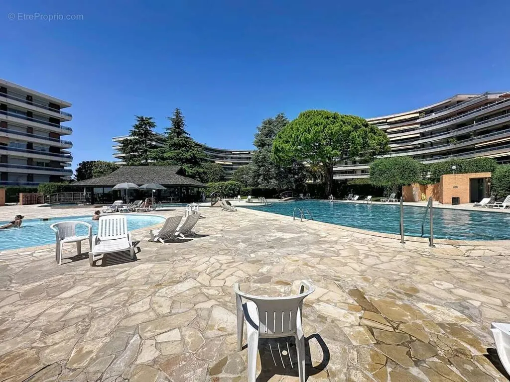 Pool - Luxury Apartment with Sea View in Nice