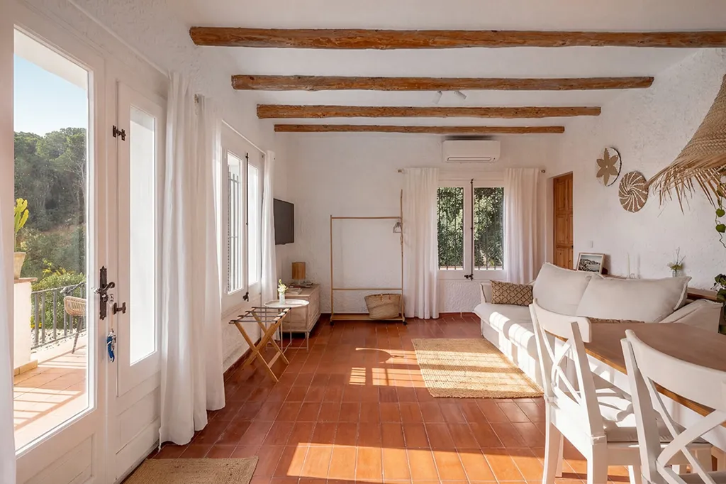 Séjour - Renovated Villa with Sea View in Vall-Llobrega