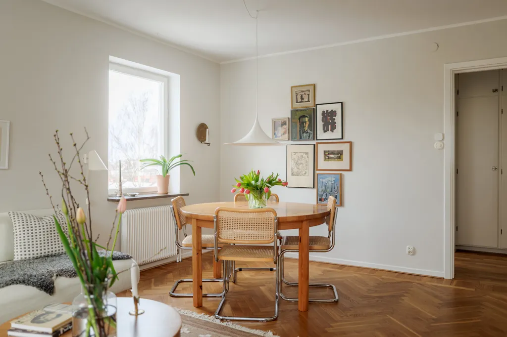 Söögituba - Funkistyle Flat with Balcony in Toppsegelsgatan