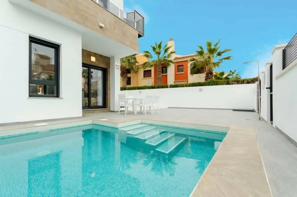 Piscine - Contemporary Villa with Pool in Torrevieja