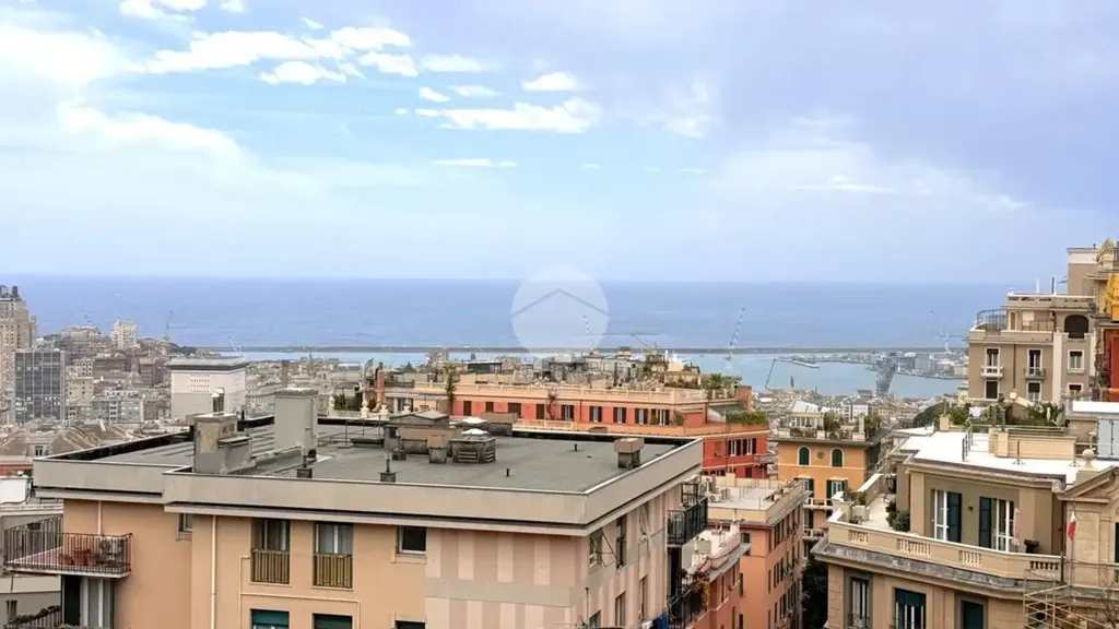 Balcon - 6-Room Apartment with Balcony in Genoa