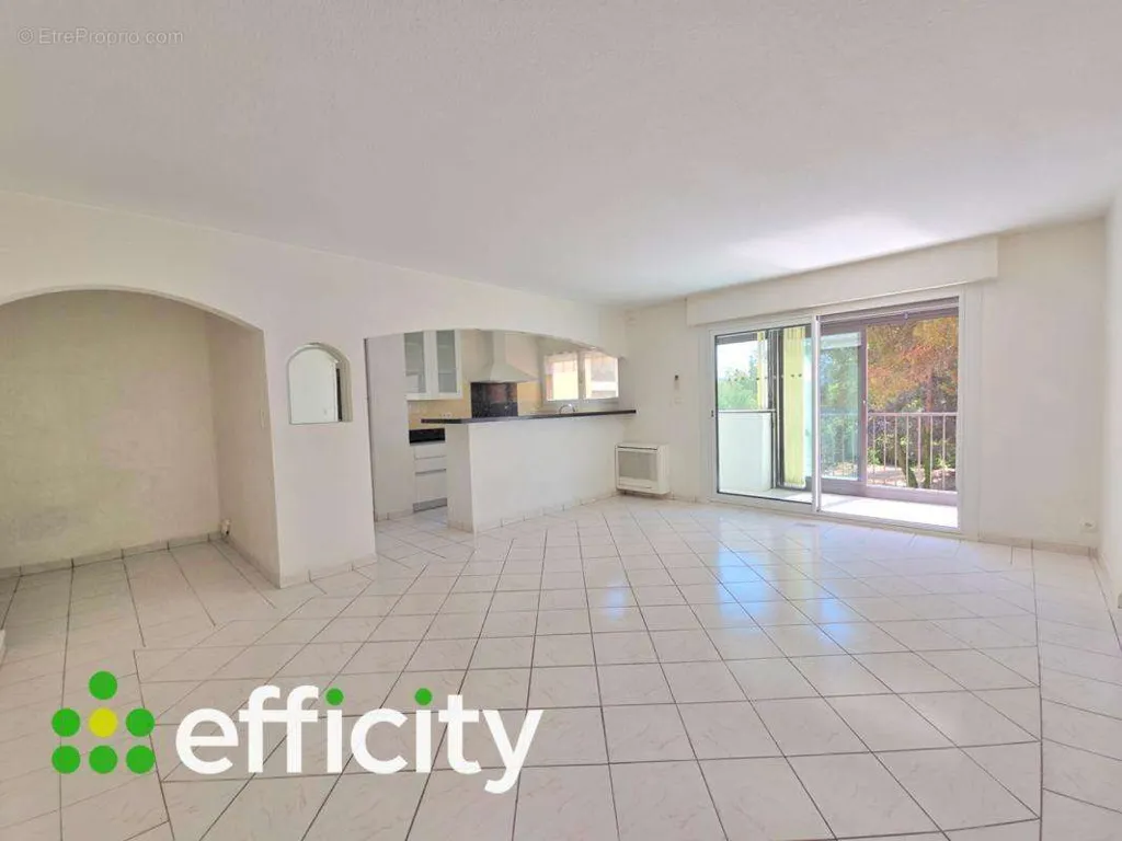 Elutuba - 3-Bedroom Apartment with South-West Exposure in Fréjus